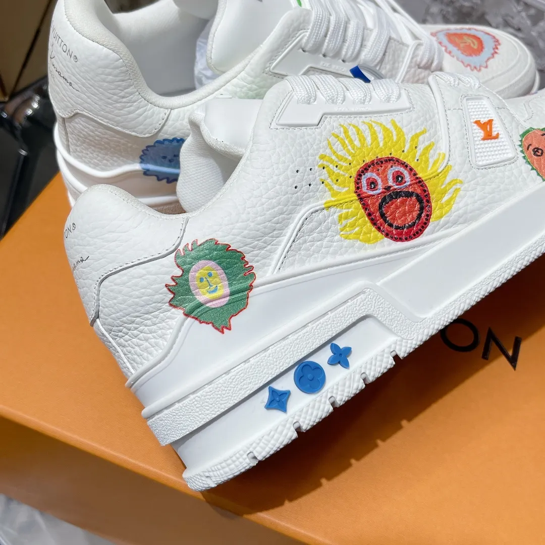 👟👟Ex-factory price 840👟👟 Couple code #𝐋𝐨𝐮𝐢𝐬𝐕𝐮𝐢𝐭𝐭𝐨𝐧 Ceiling purchase level! 𝐋𝐕 trainer "Limited series of casual sports basketball shoes for couples. Super fun, super childlike, crazy exciting💗Please distinguish from the currency in the market🙅🏻‍♀️ Ceiling level purchasing agency Full set of exquisite airplane box packaging Please look for our quality‼️ Please pay attention to distinguish the currency materials in the market! Original custom-made embossed grained calfskin for the upper (non-market superfiber leather) Everyone needs to distinguish) symmetrical old pattern washed denim, custom-made breathable mesh lining, T👟👟 ex-factory price U suction mold outsole. The material details and workmanship are all top-notch! Comes with exclusive exquisite gift box packaging🎁 SIZE: 35-44 (Male 38&45 46 custom-made, non-refundable)